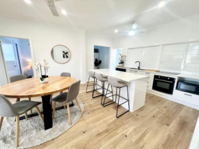 Renovated Queenslander - Upstairs 2km to Stadium